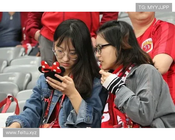 镜头扫过柏太阳神球迷看台 导播老师镜头掌控力与表现分析